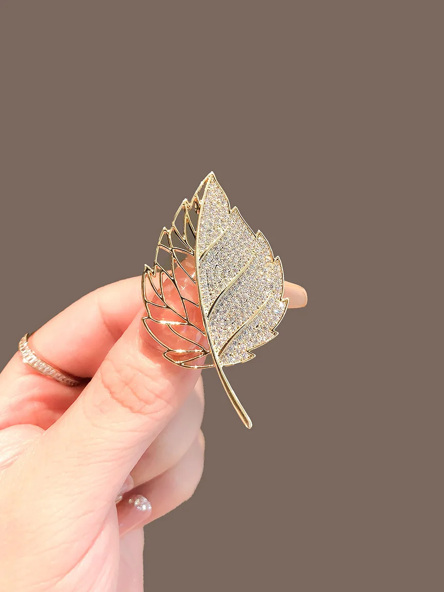 Elegant Gold Color Hollow Rhinestone Leaves Brooch Shiny CZ Women\'s Brooches Metal Pins Party Badge Jewelry Gifts