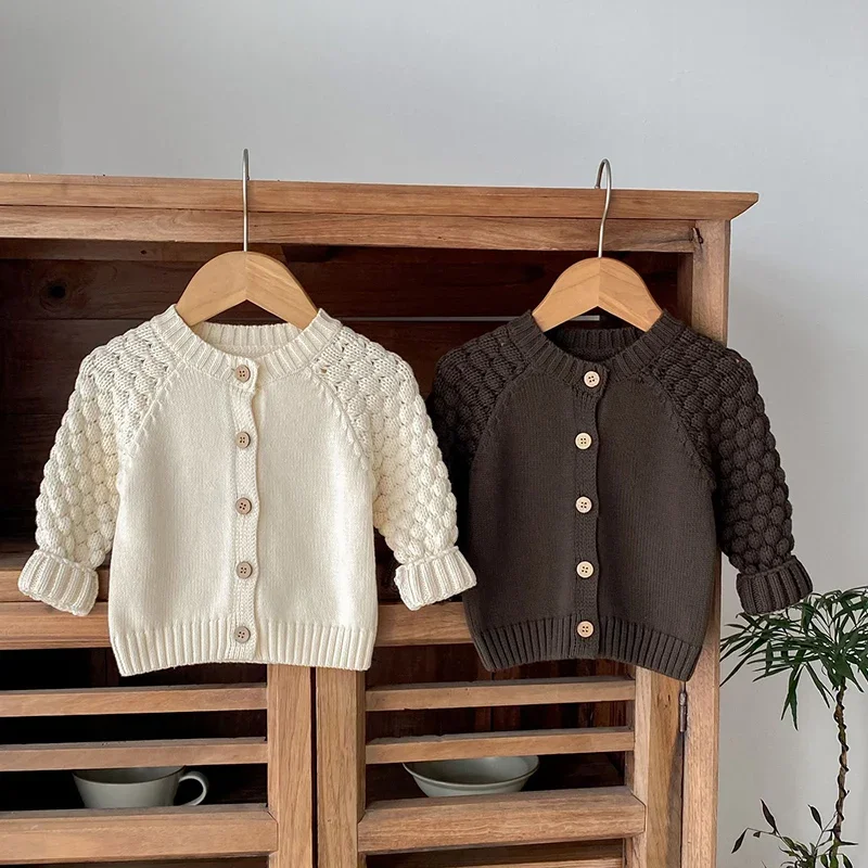 جديد ربيع 2026 سترة حياكة للأطفال الأولاد والبنات بأكمام طويلة بلون سادة على الطراز الكوري 0-3 سنوات معطف سترة للأطفال حديثي الولادة