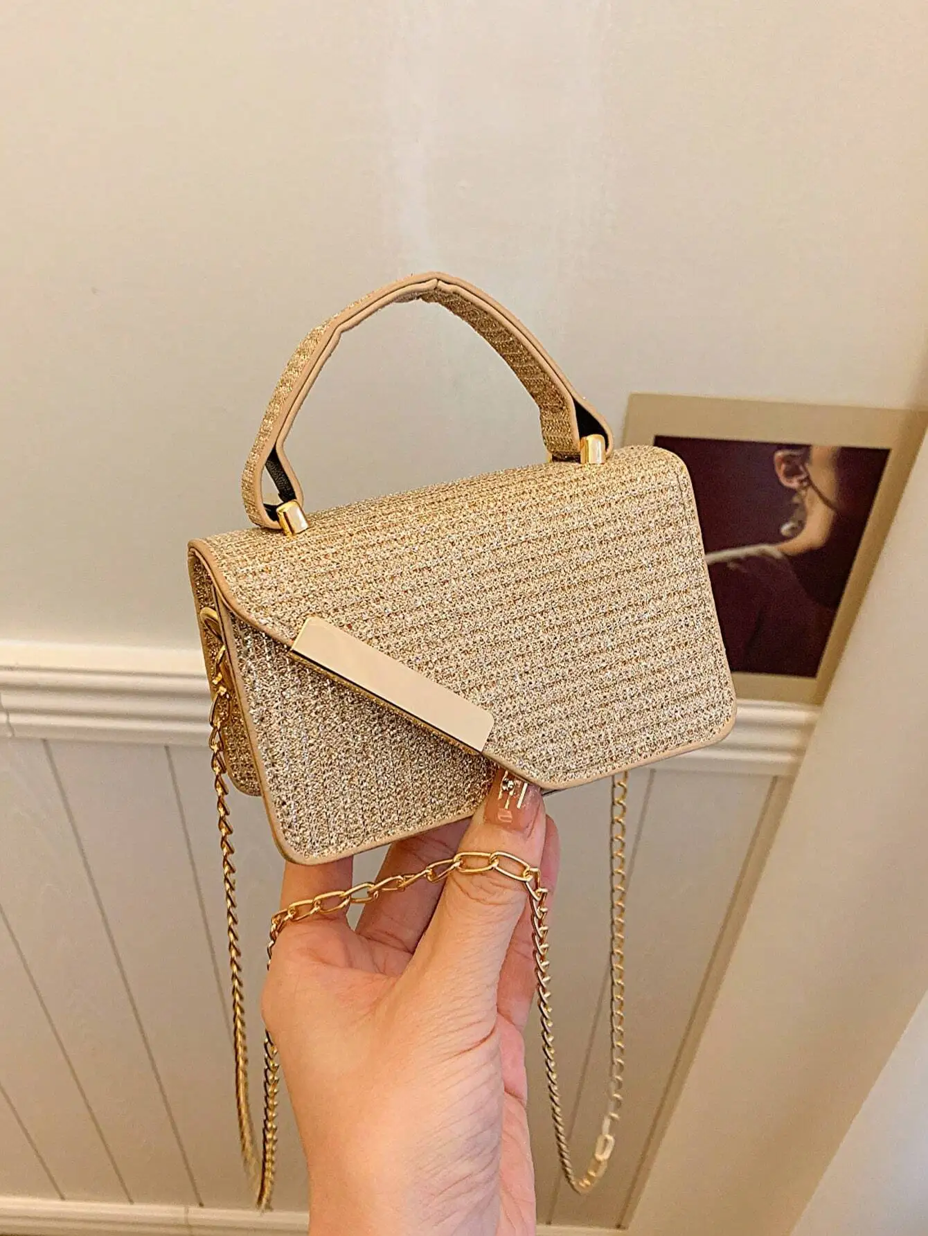 

Миниатюрная квадратная сумка через плечо с золотистой цепочкой и блестящей плетеной текстурой