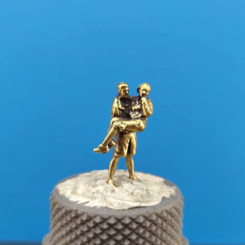 Brass 1:64 Action Figures Princess Hug Lovers Desktop Ornament Scene Model Metal Personality Photography Props Accessories