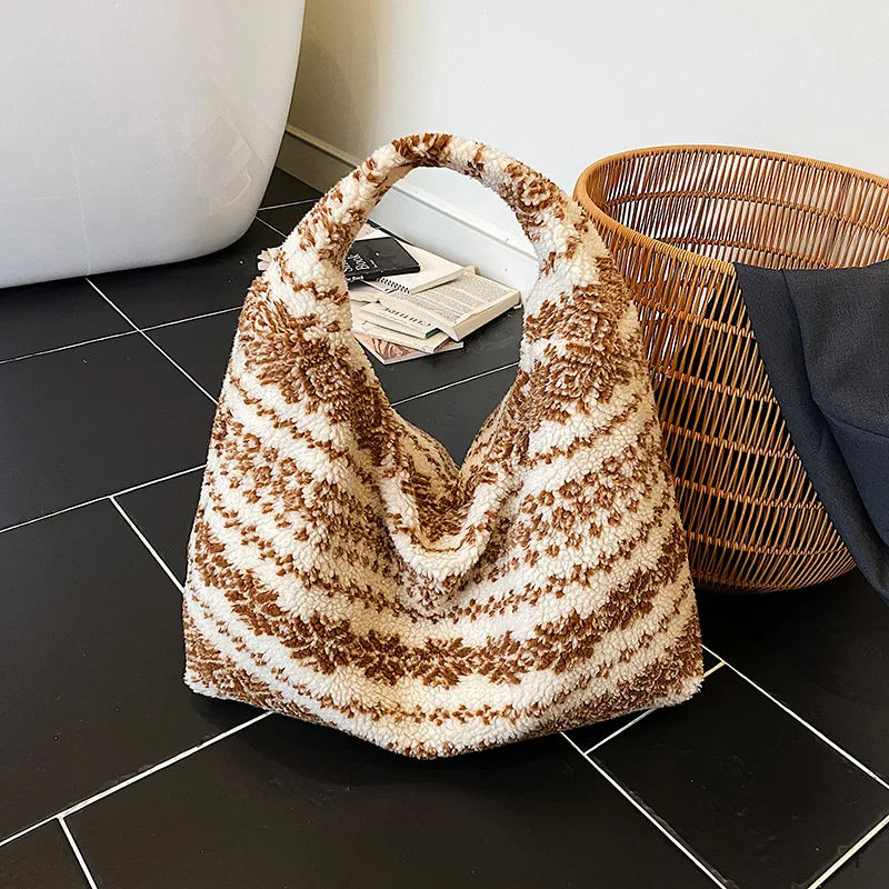 

Зимняя женская простая сумка на плечо для отдыха, большая вместительная сумка-хобо из искусственного меха, удобная и универсальная текстурированная повседневная пригородная сумка