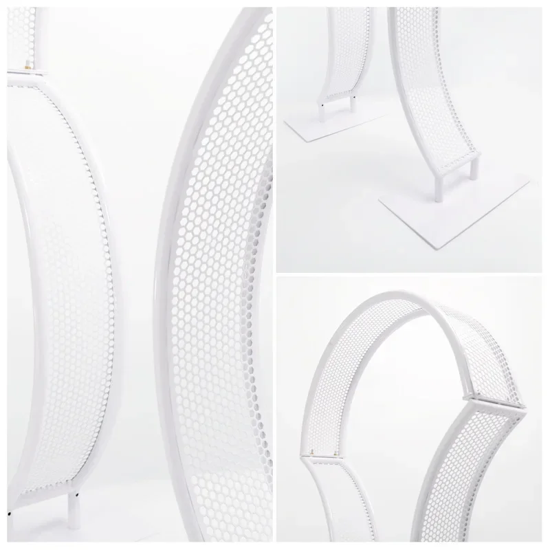 Fokus auf einzigartige Geometrie und Material: Geometrisch gebogener Tischbogen, weißer Metall-Blumenständer in Bogenform, mondförmiges Tischdekorationselement für Veranstaltungen – Detail 5