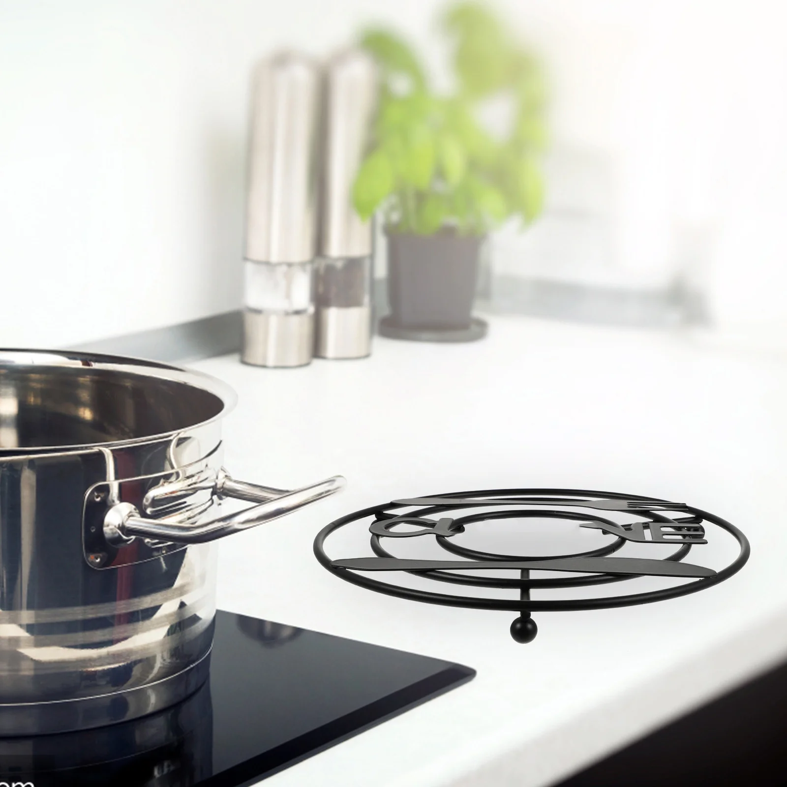 

2Pcs Non-Slipping Place-Mats Iron Craft Hollow Design Heat Insulation Protective Coasters Coffee Creative Place-Mats