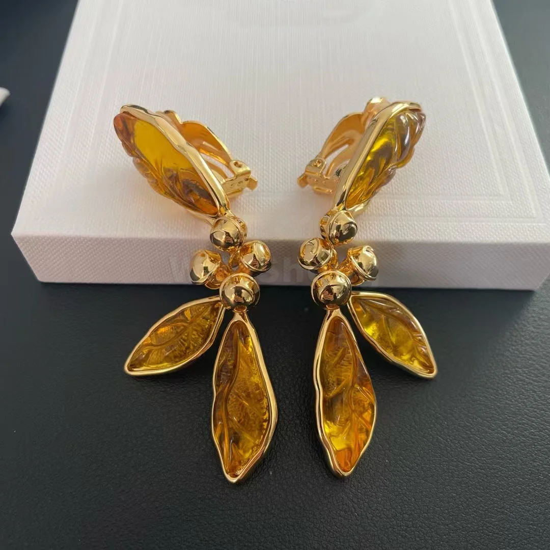 Gold-plated ear clips with wind leaf