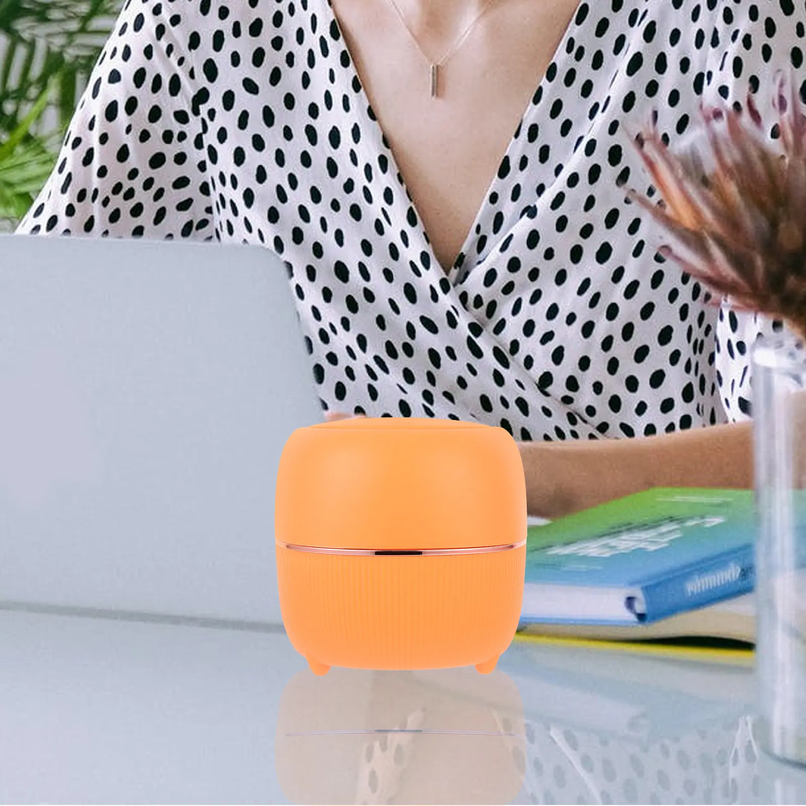 Creative Desktop Trash Can Small Plastic Garbage Bin with Lid Compact Exquisite Design for Table Organization Home Office Use