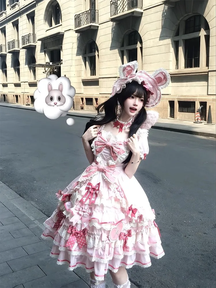 

A new elegant and stylish dress with strong sense of atmosphere