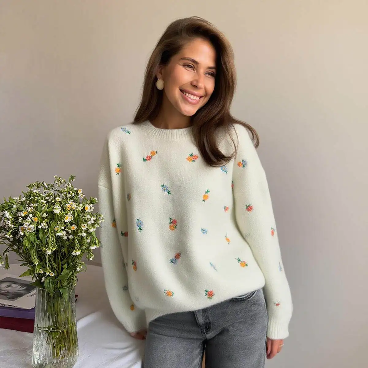 

Loose Fit round Neck Knitted Sweater Women's Casual Style Embroidered Flower Top mid Weight Suitable for Autumn And Winter