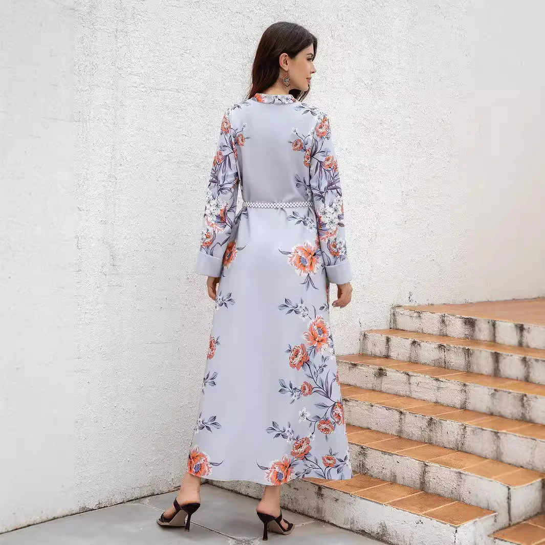 Abaya feminina muçulmana estampada na moda do Oriente Médio e Turco com uma cintura. É um vestido casual com decote em V de Dubai.