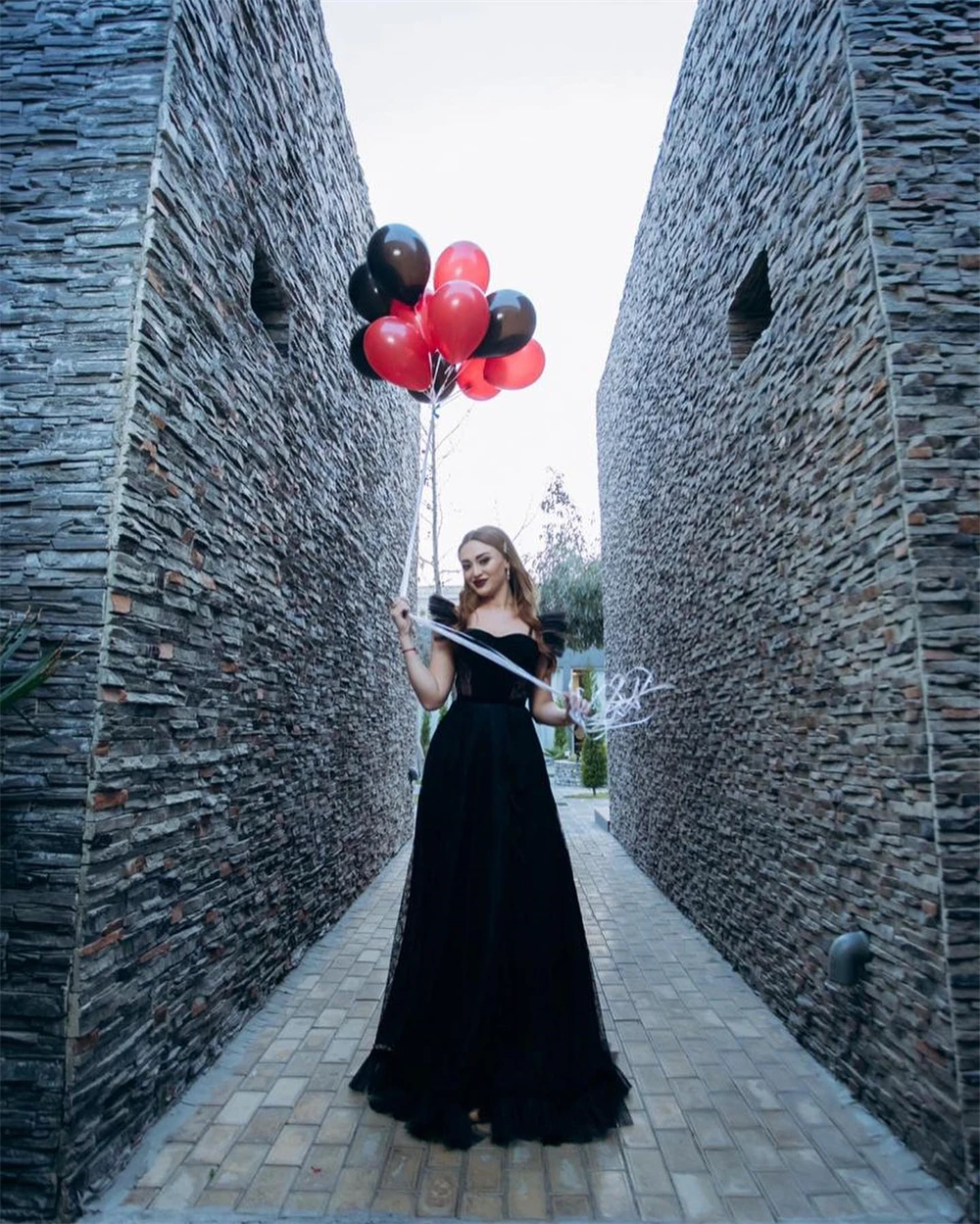 Классические черные атласные платья без бретелек с открытыми плечами и без рукавов по индивидуальному заказу. Изысканное кружевное вечернее платье трапециевидной формы длиной до пола.