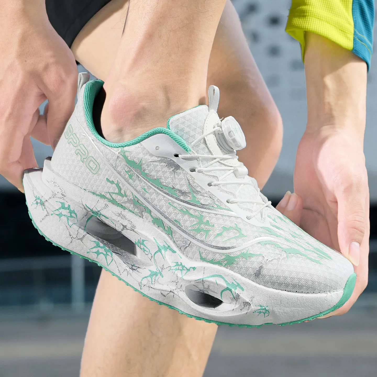 Herren-Laufschuhe, Tennisschuhe, trendige Laufschuhe mit Carbonplatte und Knopfverschluss für alle Jahreszeiten, personalisierte Sportschuhe mit Dornenmuster und atmungsaktivem Mesh-Material, Laufschuhe mit hohem Rückprall und dicker Sohle, rutschfest und abriebfest. – Detail 24