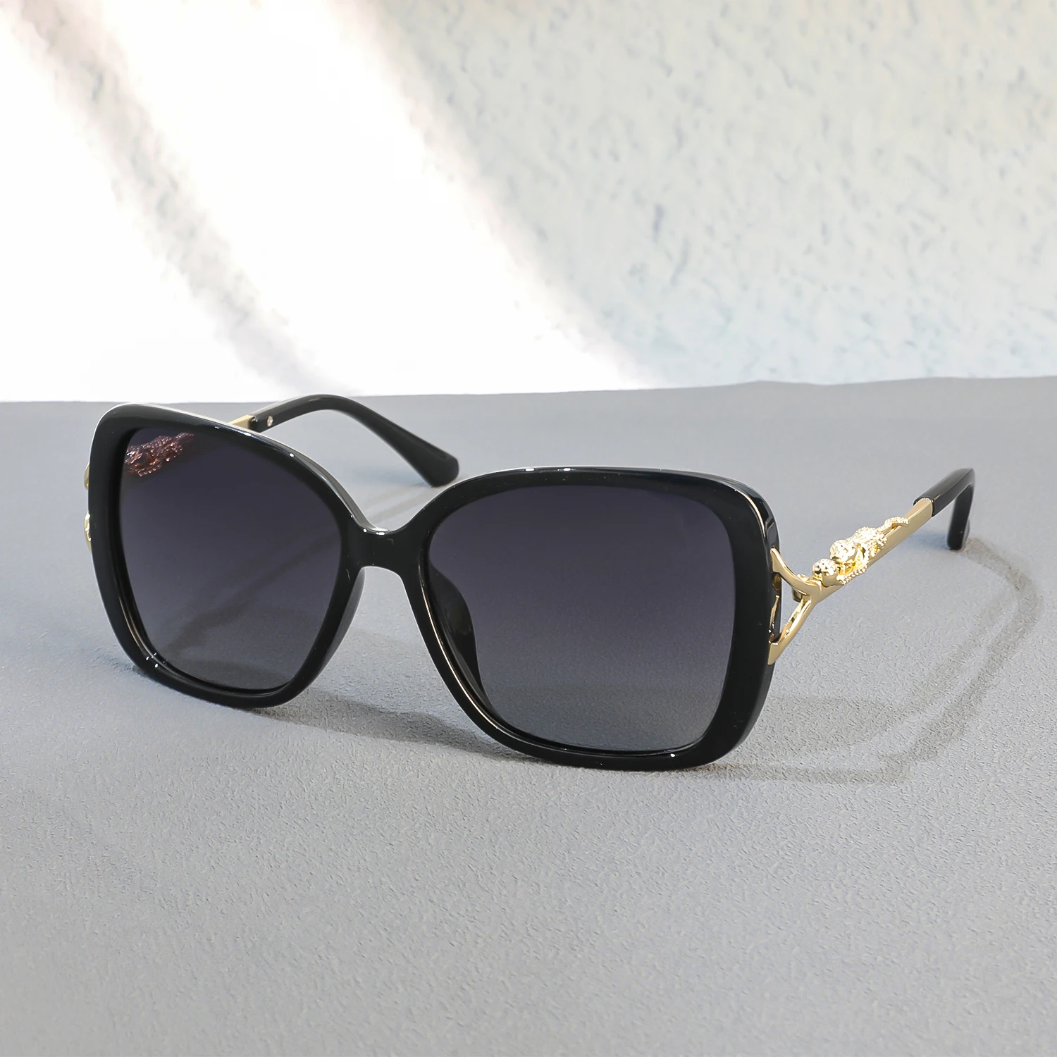 Polarisierte Damen-Luxus-Quadrat-Sonnenbrille, schwarz-goldener Dekorrahmen, hochwertige Markenbrille, UV-Schutz für die tägliche Mode – Detail 3