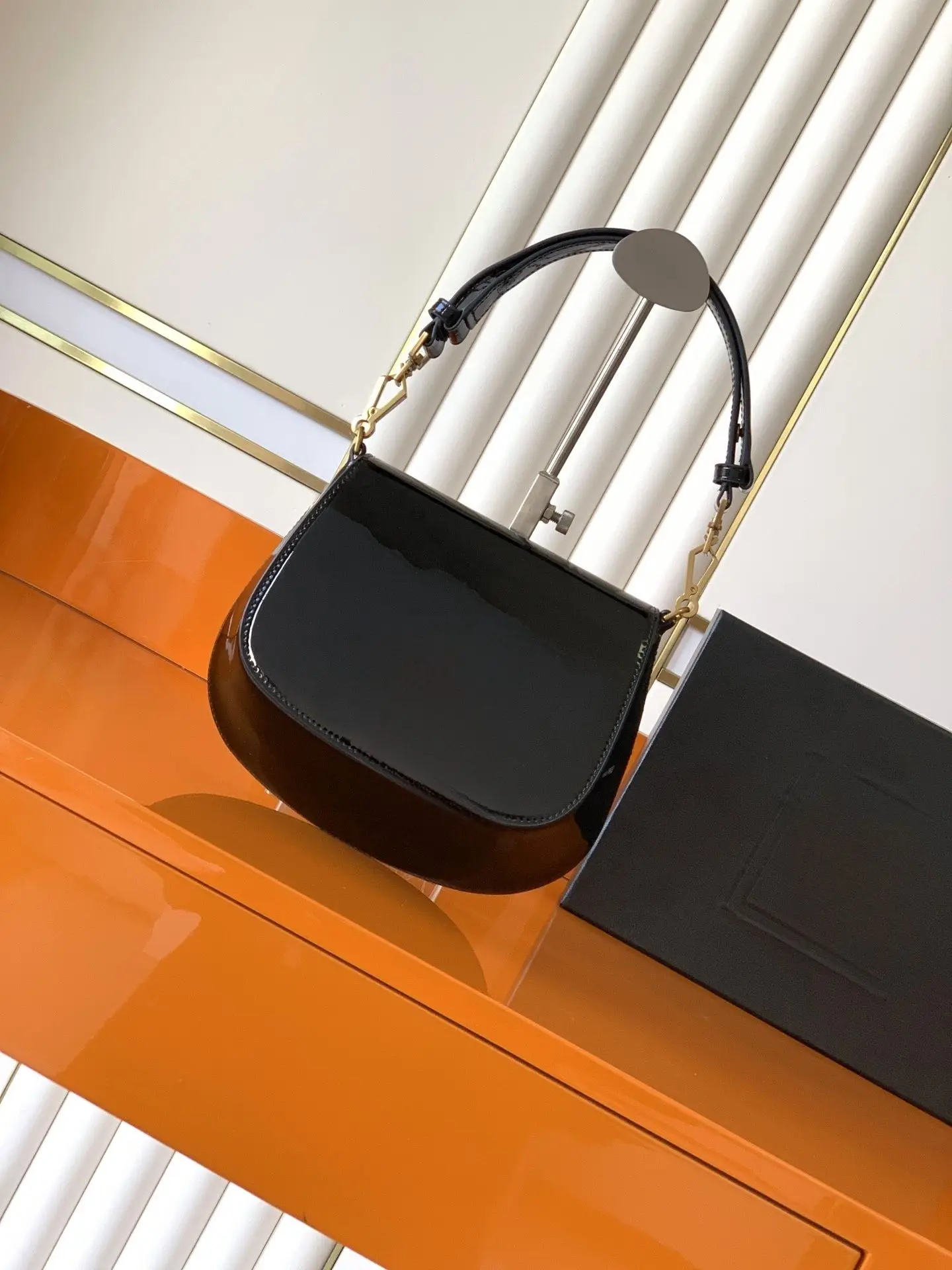 

Luxury handbags, designer women's handbags, women's genuine leather handbags，Black pleated genuine leather handbag. YD