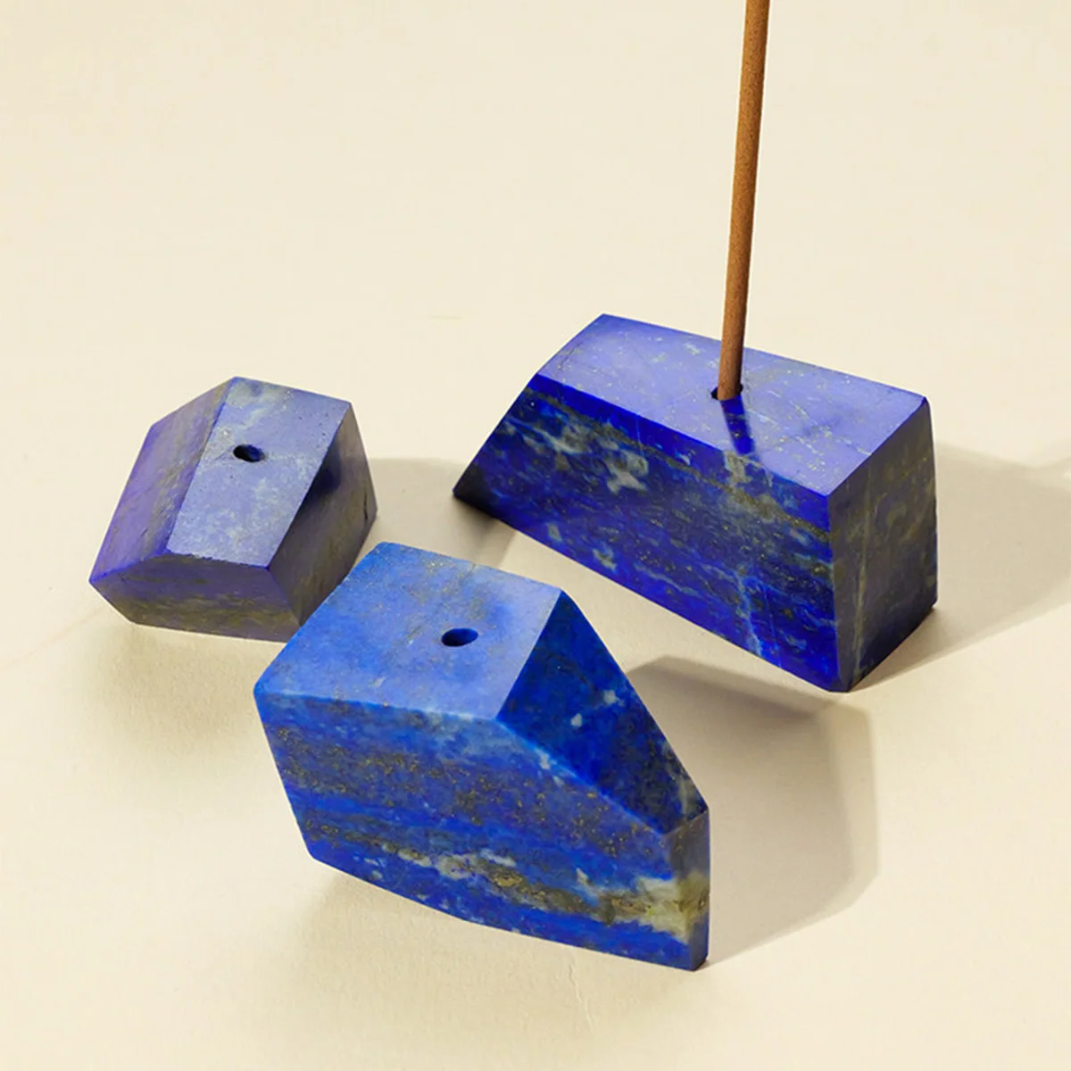1 Stück Lapislazuli, polierter natürlicher Kristall-Räucherstäbchenhalter, spirituelle Heilung, Mineralstein-Dekoration für Schlafzimmer, Meditation