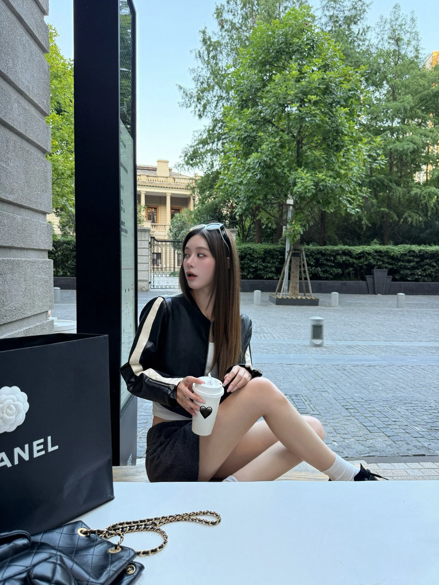 

Черно-белая полосатая кожаная куртка в уличном стиле для молодых женщин, прямого кроя, с длинными рукавами и молнией