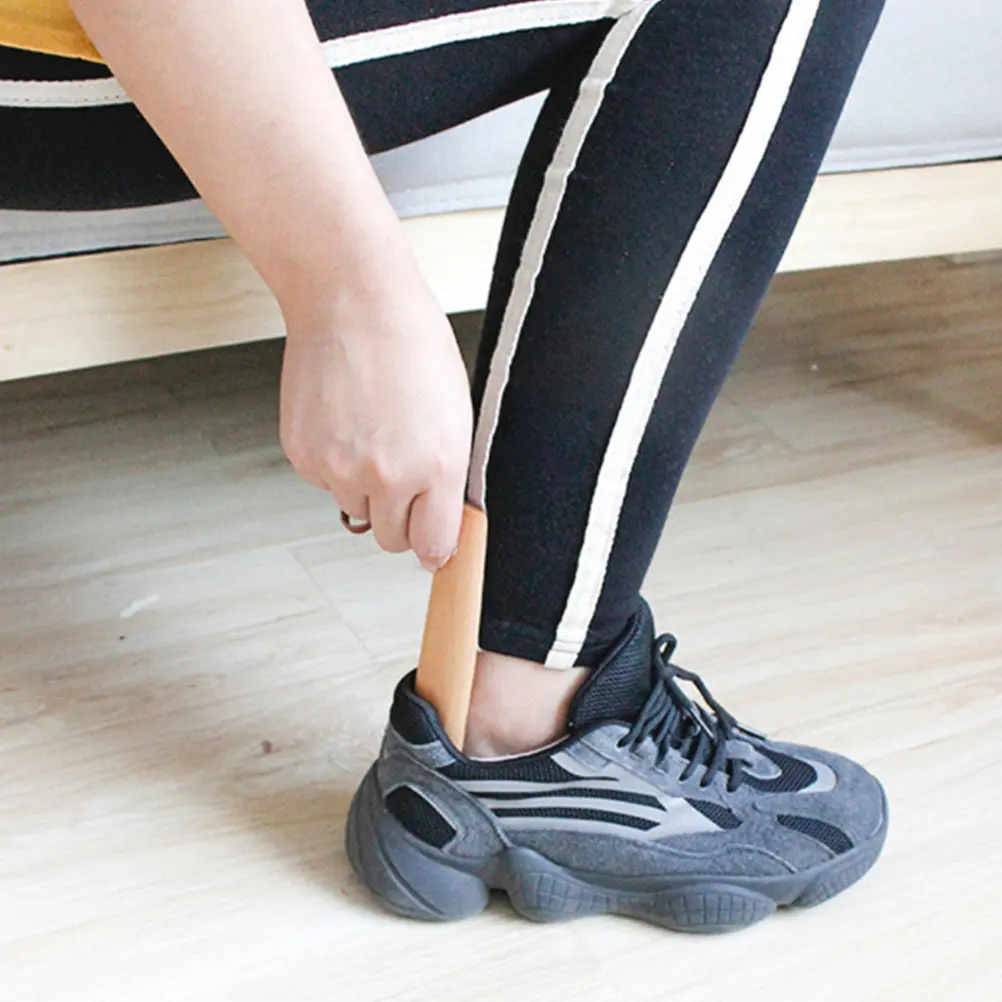 Portable Wooden Shoehorn Long Handle Home Shoe Lifter Ergonomic Design Smooth Surface Easy Shoe Wearing Tool for Elderly
