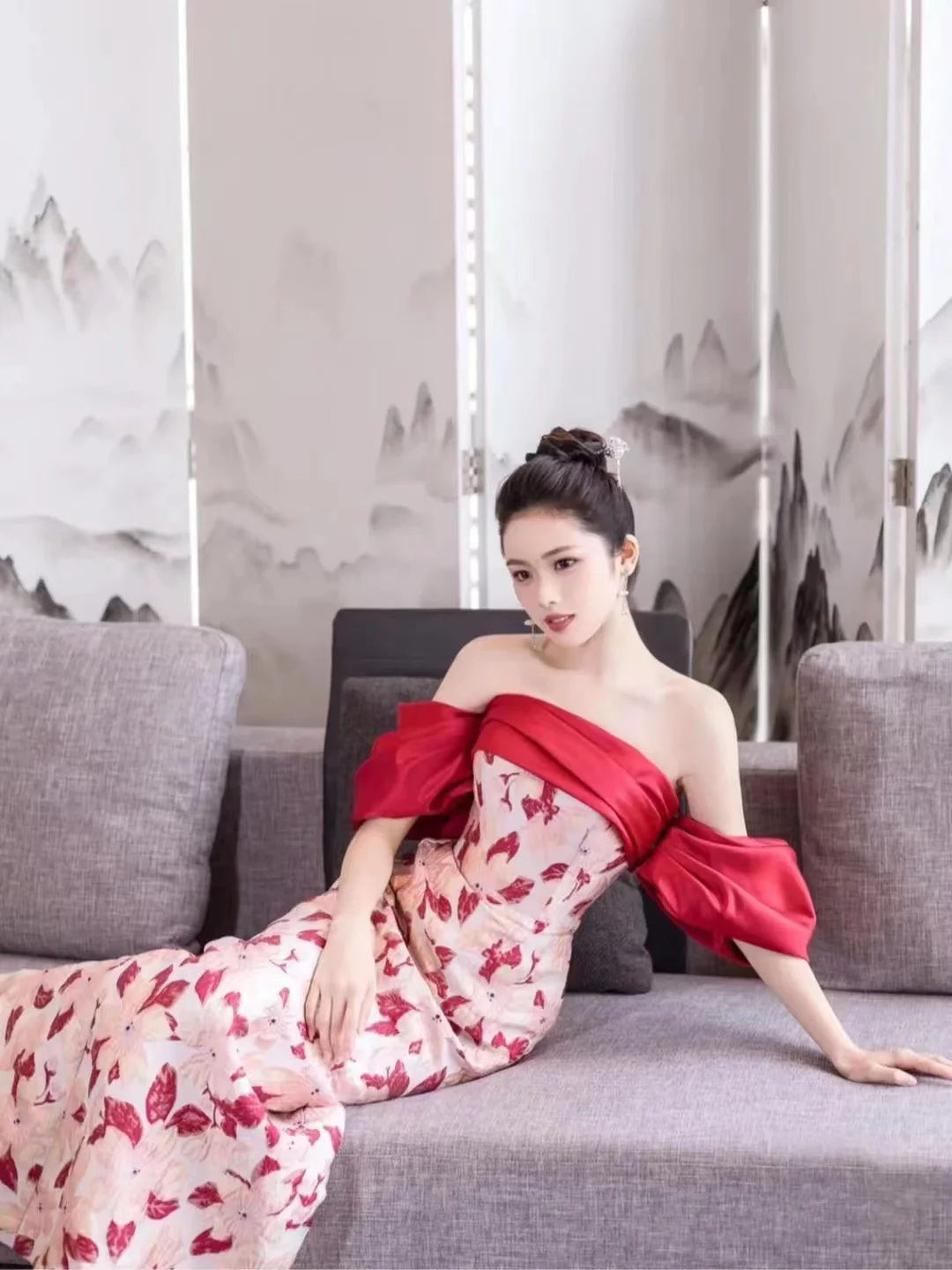 Schulterfreies Abendkleid aus rotem Satin mit Blumen und Jacquard-Motiv, leichtes Luxus-Boot-Ausschnitt, trägerlos, rückenfrei, Reißverschluss hinten, schmale Partykleider