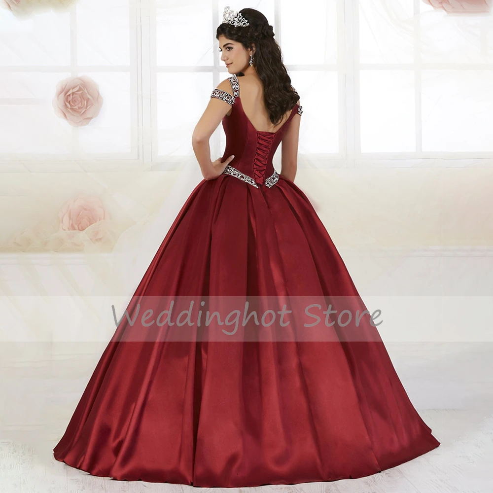 Burgundy Quinceanera พร้อมกระเป๋า2023ประดับด้วยลูกปัดสายรัด Luxury Quinceanera ชุดซาตินชั้นความยาวชุดไปงานเต้นรำหวาน16ชุด