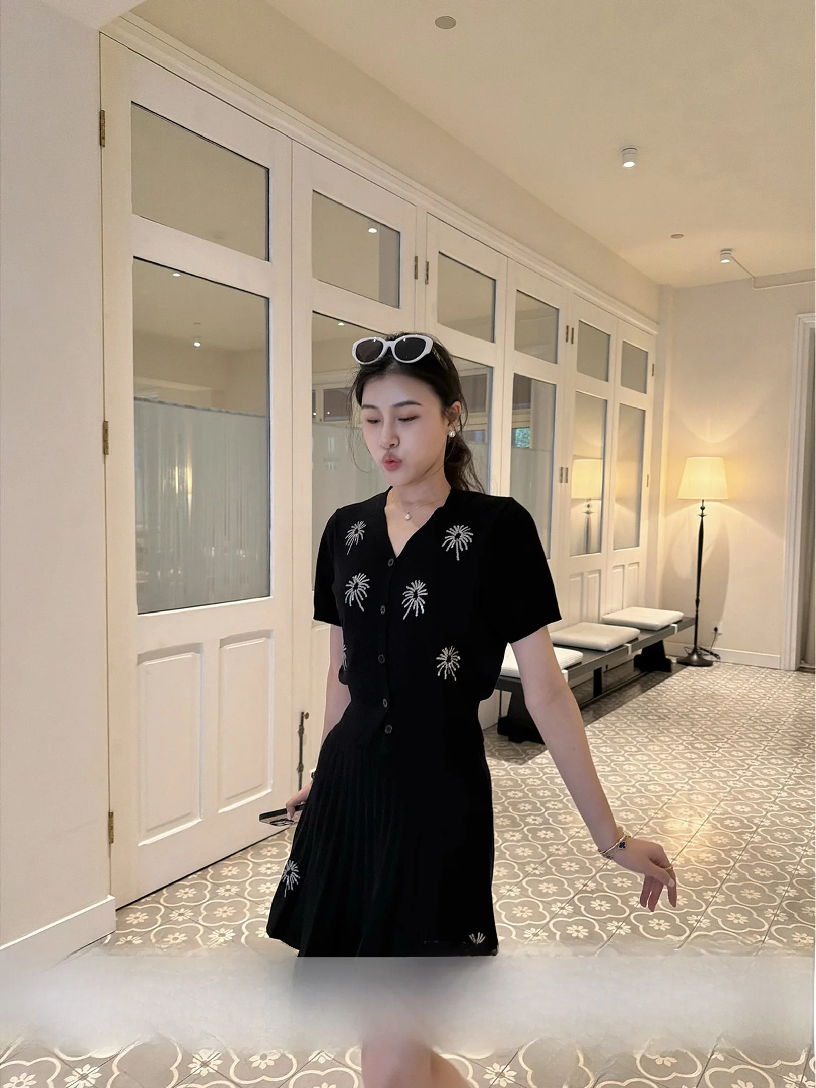 

Zhang a Xing Dark Night Fireworks Elegant V-neck Knitwear Sequin Pleated Skirt Versatile Summer Spring Fashion Set for W...