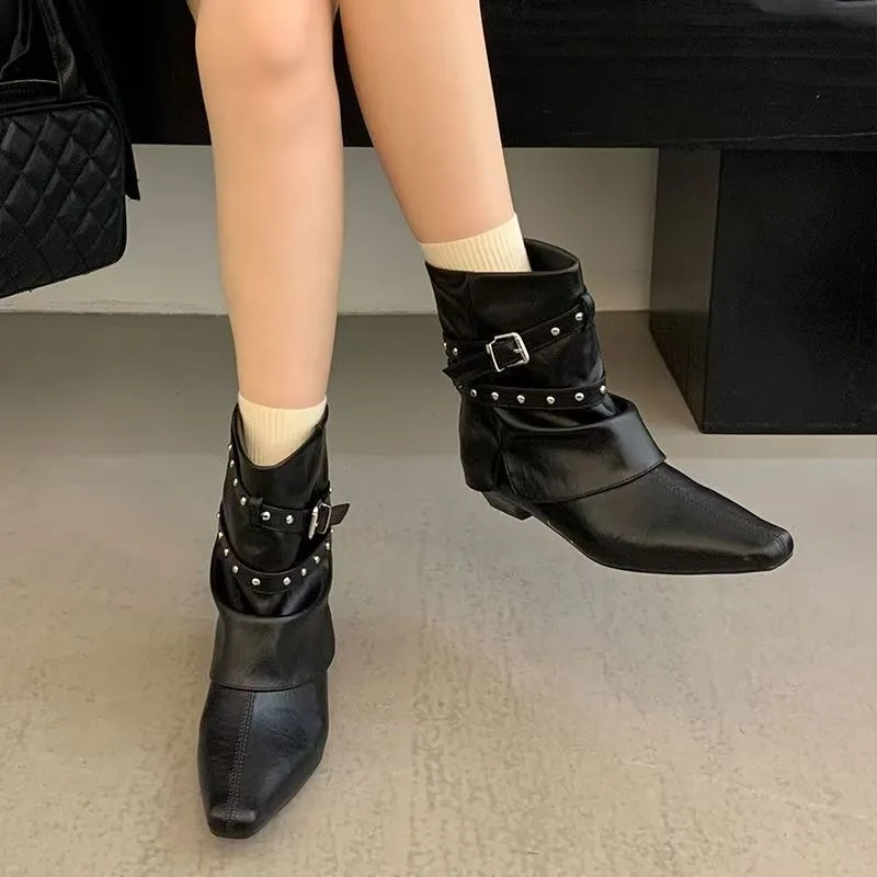 

Winter Fashion Boots Designed Specifically for Women in 2026, Featuring Simple Metal Decorations and Low Heeled Bare Boots