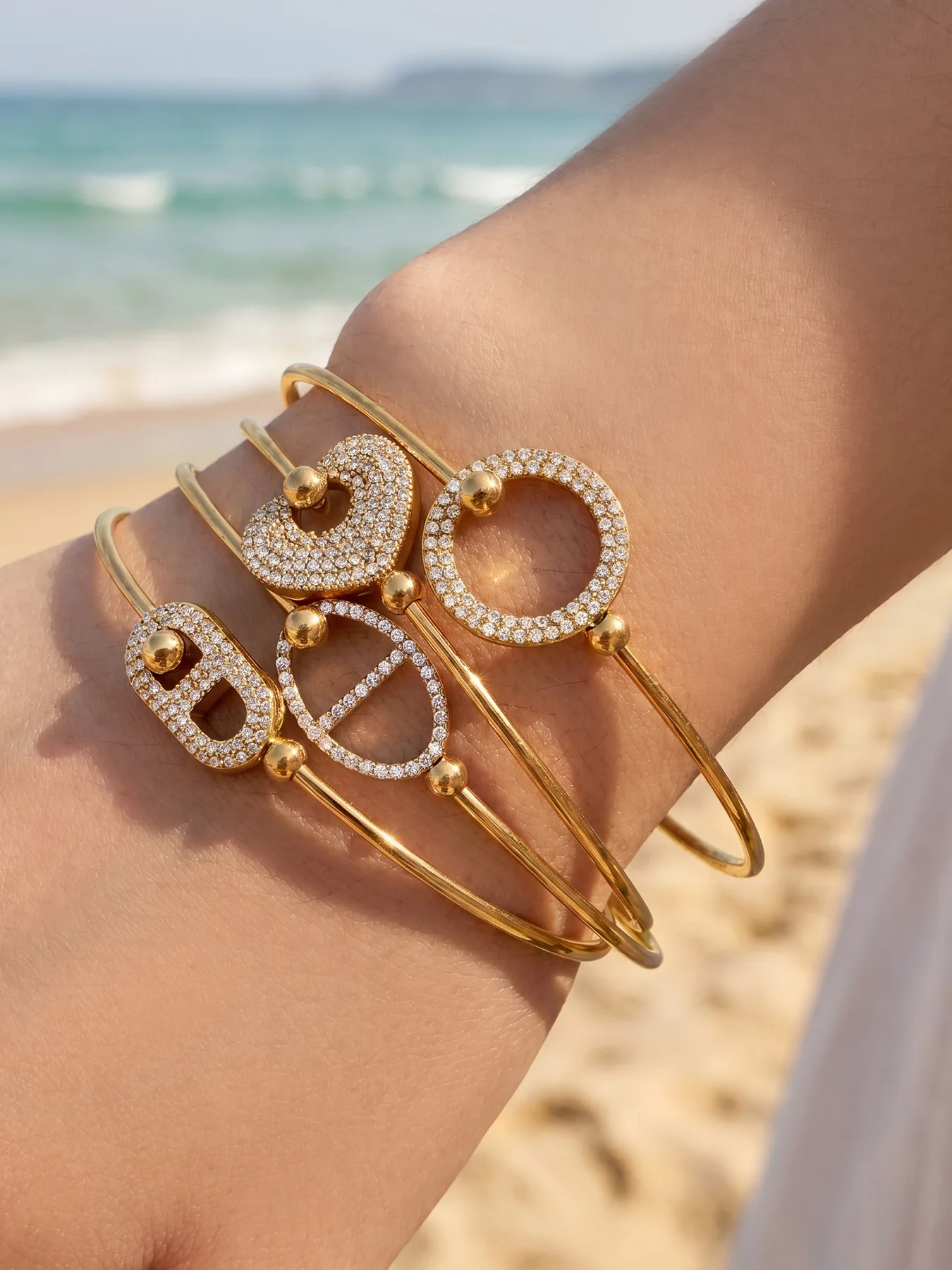 316L Edelstahl 18K vergoldeter Zirkonia-Armreif mit rundem Ring und Herz-Design für Damen, Vintage-Luxus-Schmuck für den Alltag. – Detail 7
