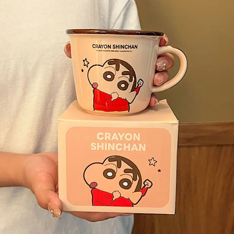 Crayon Shin Chan 340ml อะนิเมะนมขนาดถ้วยน่ารักการ์ตูนอาหารเช้าถ้วยเซรามิค Crayon Shin Chan ถ้วยน้ําเด็กของขวัญ