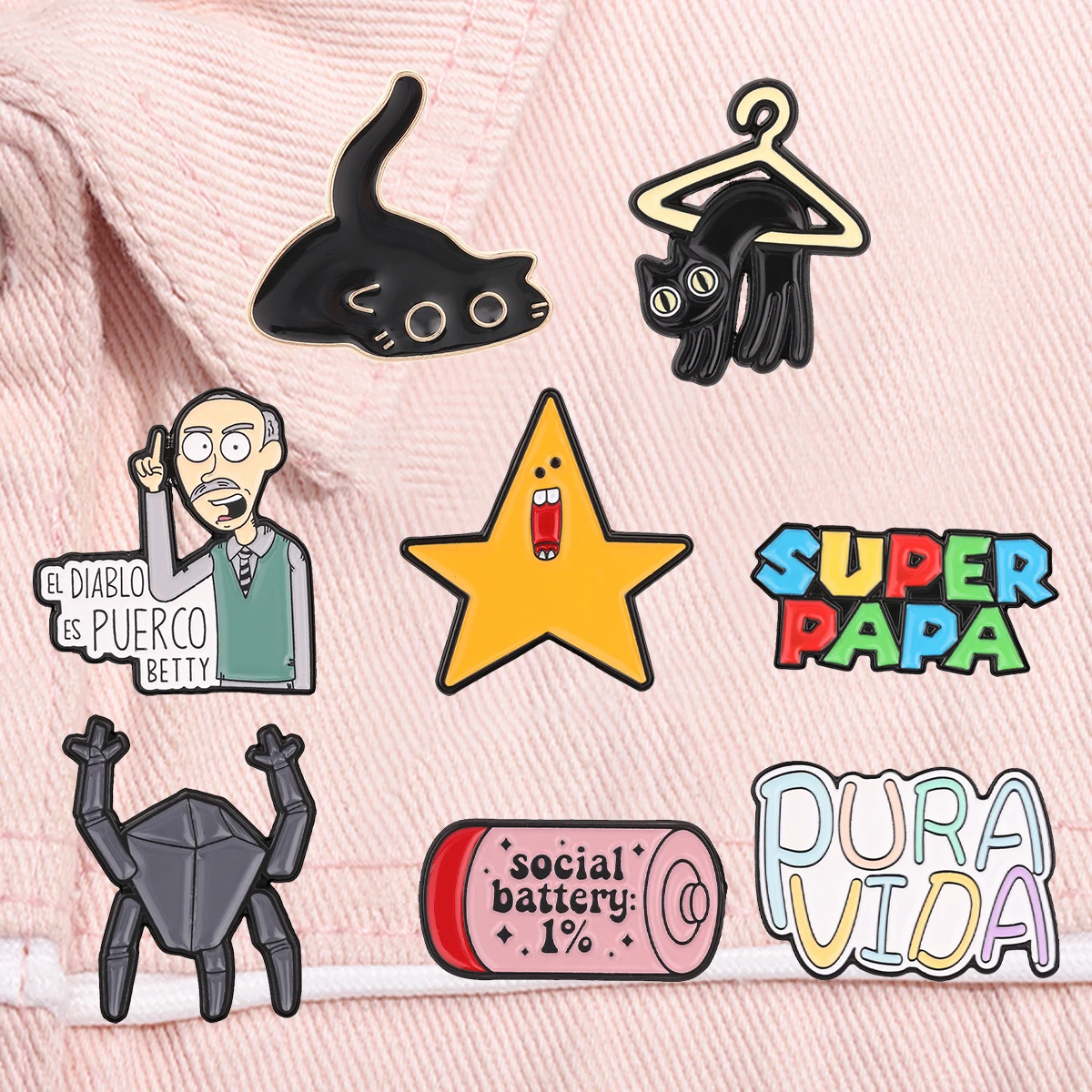 Broche de metal estético con eslogan español, diseño de gato negro lindo, cangrejo alienígena y letras coloridas, pin esmaltado, joyería para chaqueta, bolso, sombrero