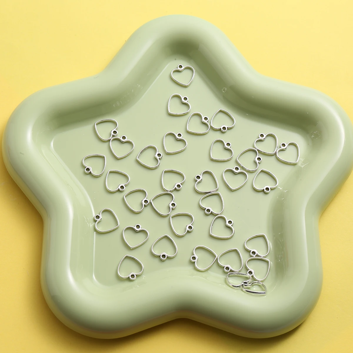 60-Piece Set of Hollow Heart-Shaped Frame Charms, Simple Hollow-Out Mini Pendants, Suitable for DIY Bracelets, Necklaces, and Earrings, Gentle Heart-Shaped Handmade Beaded Jewelry Accessories