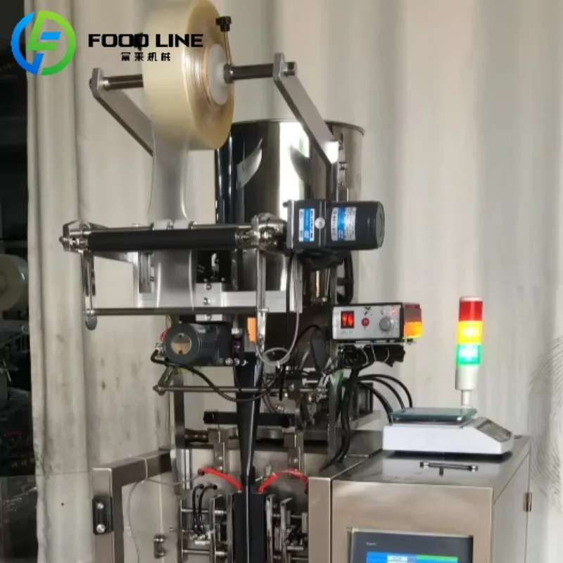 آلة التعبئة والتغليف المخصصة FL معدات تعبئة المواد الغذائية الصناعية مع وظيفة تنظيف الغاز وقضبان الختم المتينة