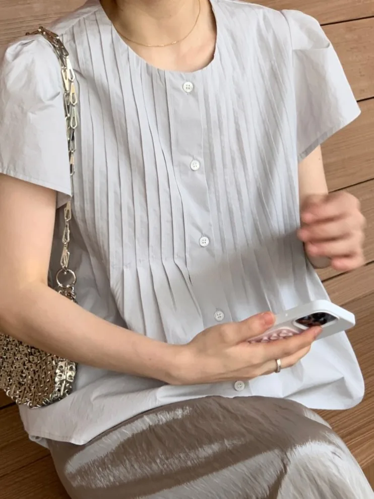 قميص نسائي أنيق وعصري بأكمام قصيرة، تصميم صيفي جديد بزر واحد، حواف مطوية أنيقة، مريح للبشرة وقابل للتنفس