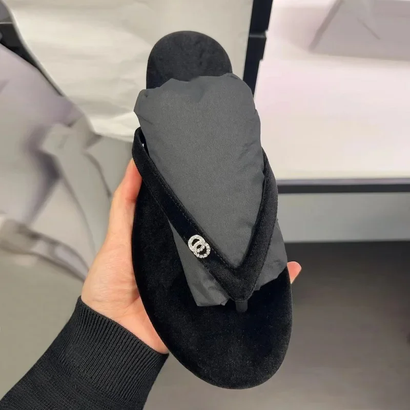 

2024 Summer Women's Fashion Luxury Brand Diamond Logo Suede Flip-flops Flat Slippers Outside Wear Half Tray
