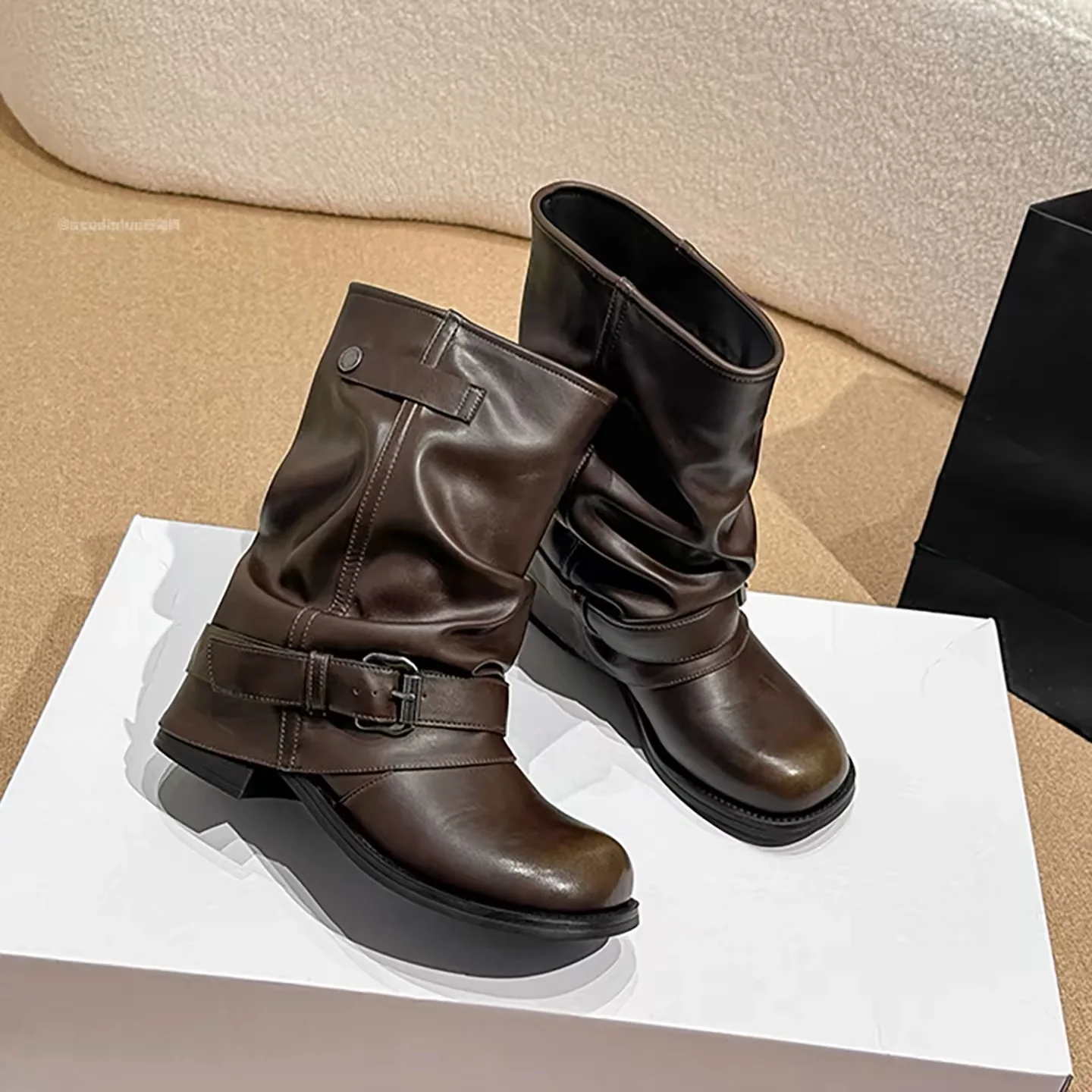 Damen Vintage Ankle Boots Leder Schnalle Falten Motorrad Stiefel Halbschaft Niedriger Absatz Schlupfstiefel Runder Zeh Legere Schuhe – Detail 5