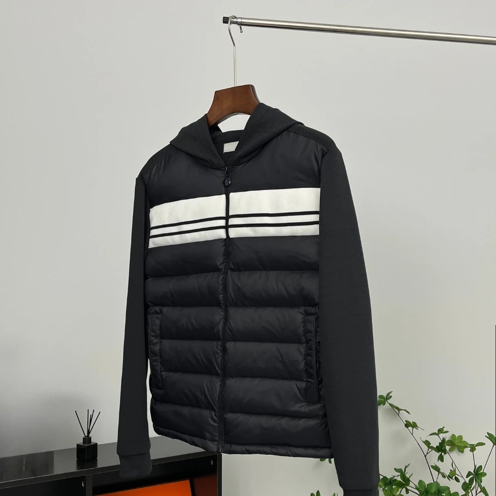 سترة رجالية فاخرة خفيفة الوزن وقصيرة من ريش البط معطف بقلنسوة من العلامة التجارية الشهيرة لفصل الشتاء تحت السترة بحشوة خفيفة الوزن