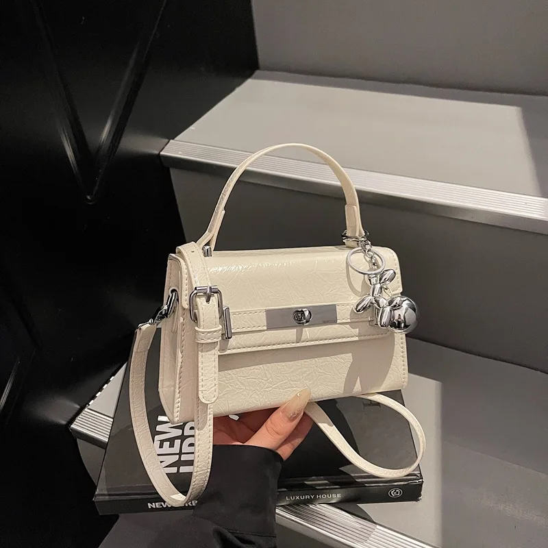 

​​Lock Closure Curved Top Handle Bag Women Vintage Structured Purse Niche Design Gallery Opening Statement​​