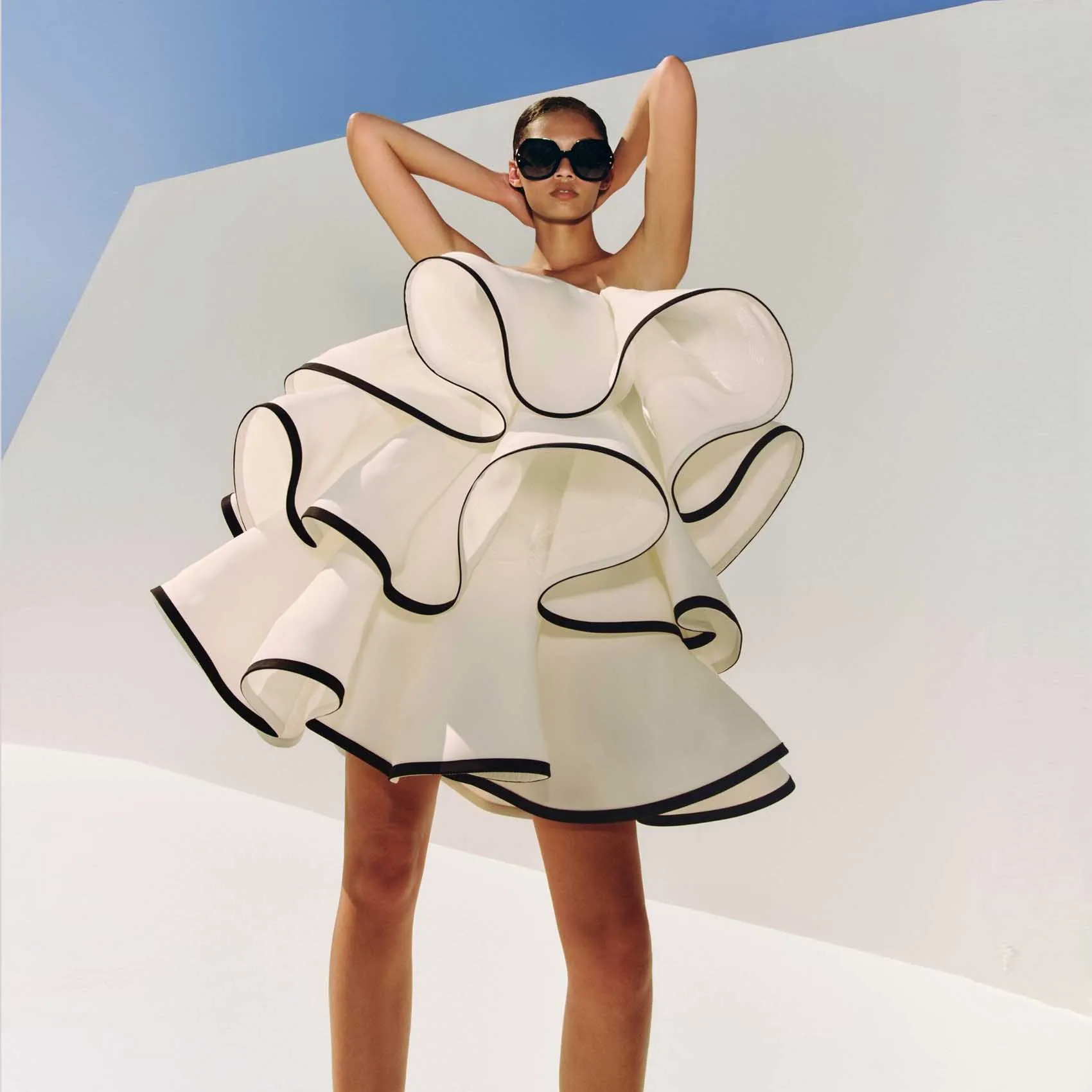 elegante-mini-abito-bianco-a-balze-senza-spalline-vestito-corto-da-cocktail-abito-da-ballo-nero-arricciato-vestito-da-gala-per-celebrita