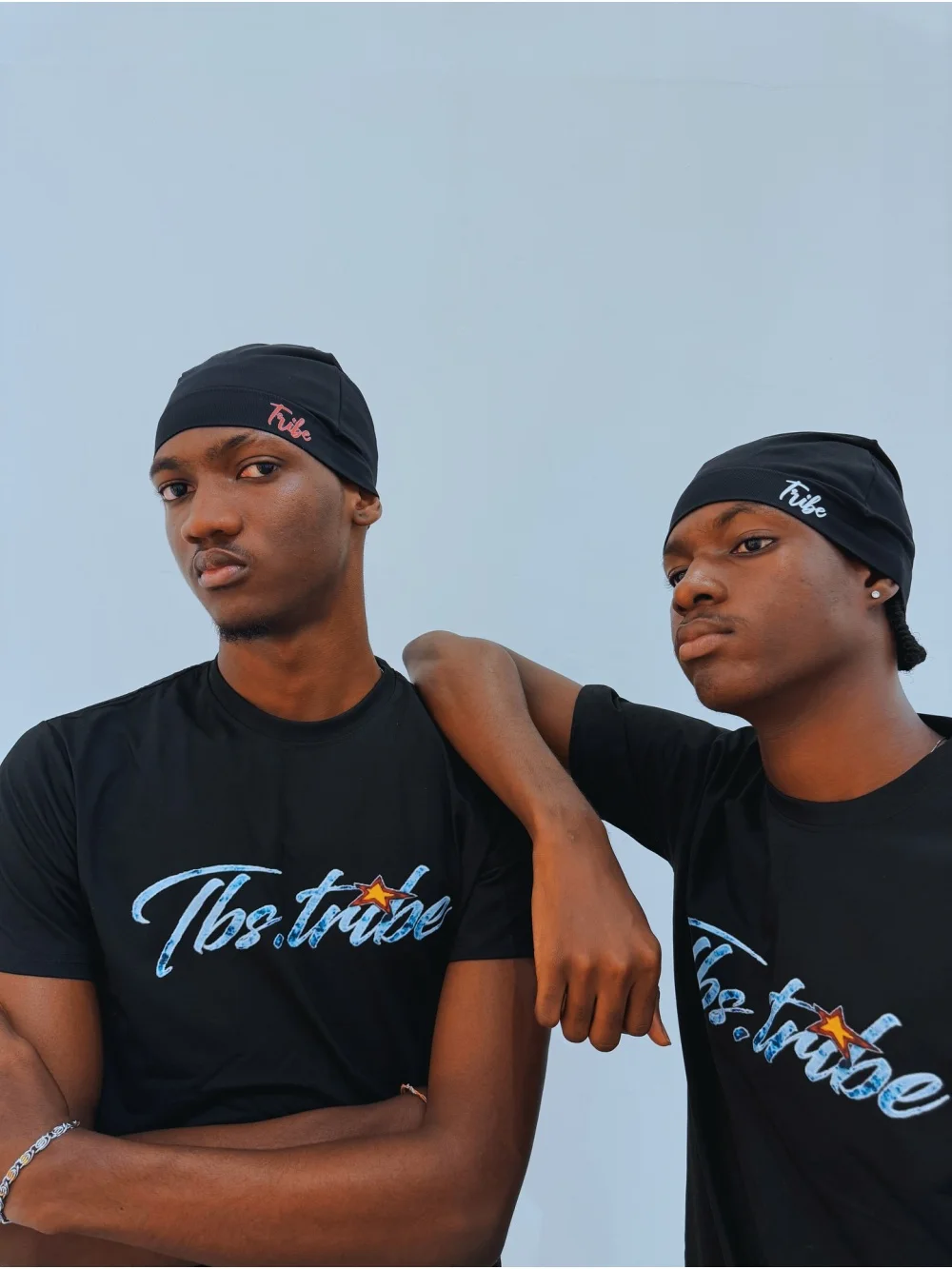 스트리트 트렌드세터는 유럽과 미국의 힙합 복고풍 문자 자수 남녀공용 다재다능한 패셔너블 캐주얼 모자를 가지고 있어야 합니다.