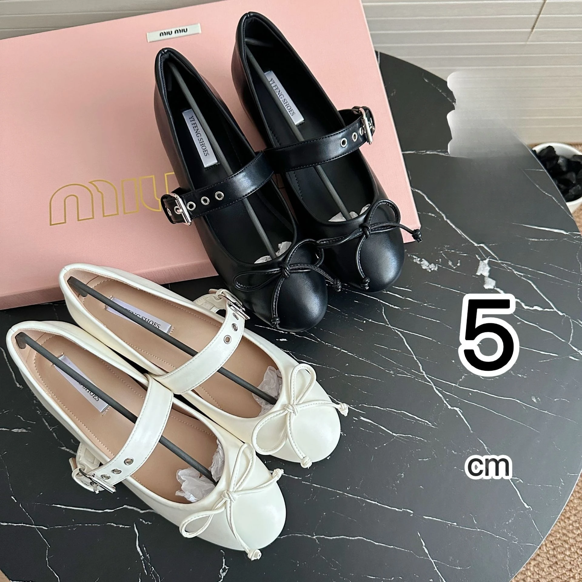 

Новые женские удобные повседневные туфли из мягкой искусственной кожи на мелком каблуке 5 см со скрытым каблуком и бантом, с пряжкой и ремешком