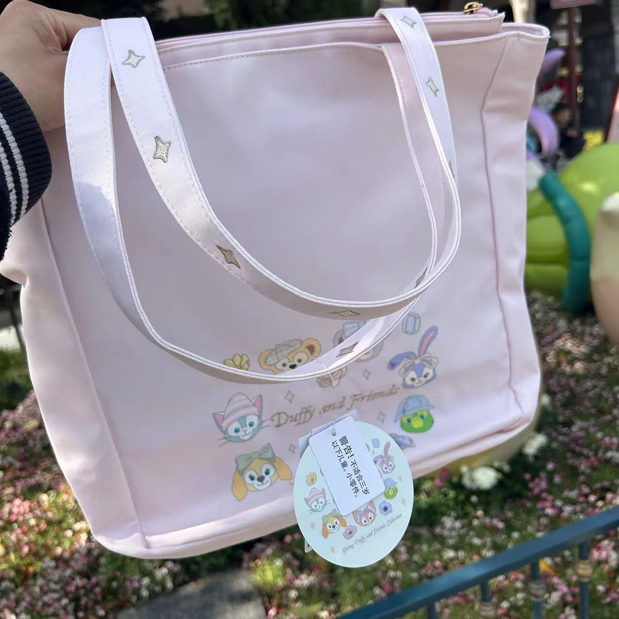 กระเป๋าโท้ตดัฟฟี่ดั๊กและผองเพื่อน ฤดูใบไม้ผลิ 2024 ของเซี่ยงไฮ้ดิสนีย์แลนด์ กระเป๋าถือความจุขนาดใหญ่ ของขวัญวันเกิดสำหรับเด็กผู้หญิง ของที่ระลึก
