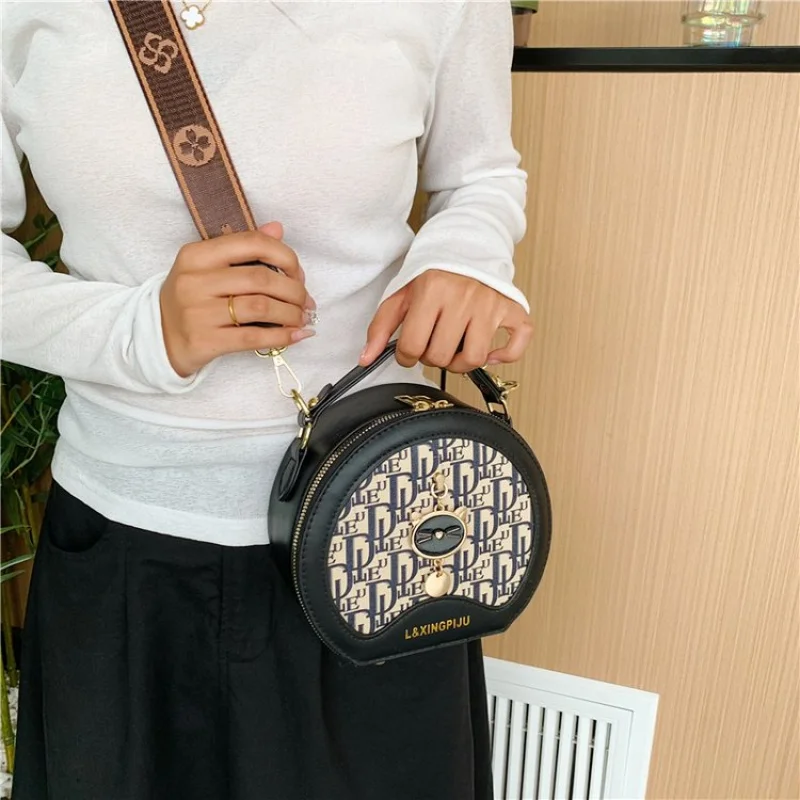 

Элегантная женская сумка с бахромой, движением и текстурой на масляном материале из мягкой кожи