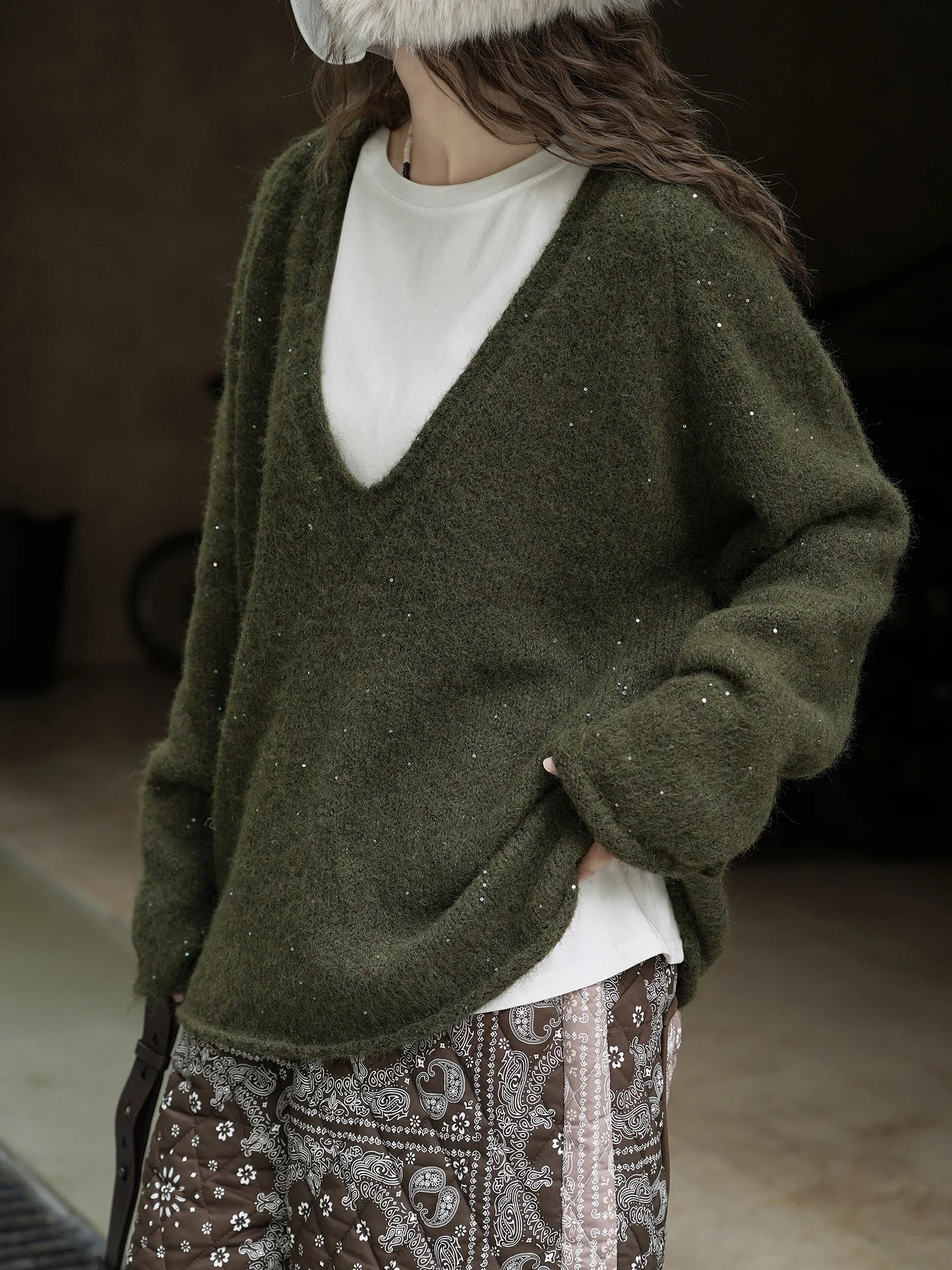 겨울 신상 한국 스타일 패셔너블한 레이지 느낌의 밝은 실크 딥 V넥 울 니트 스웨터 루즈 캐주얼 여성용 상의