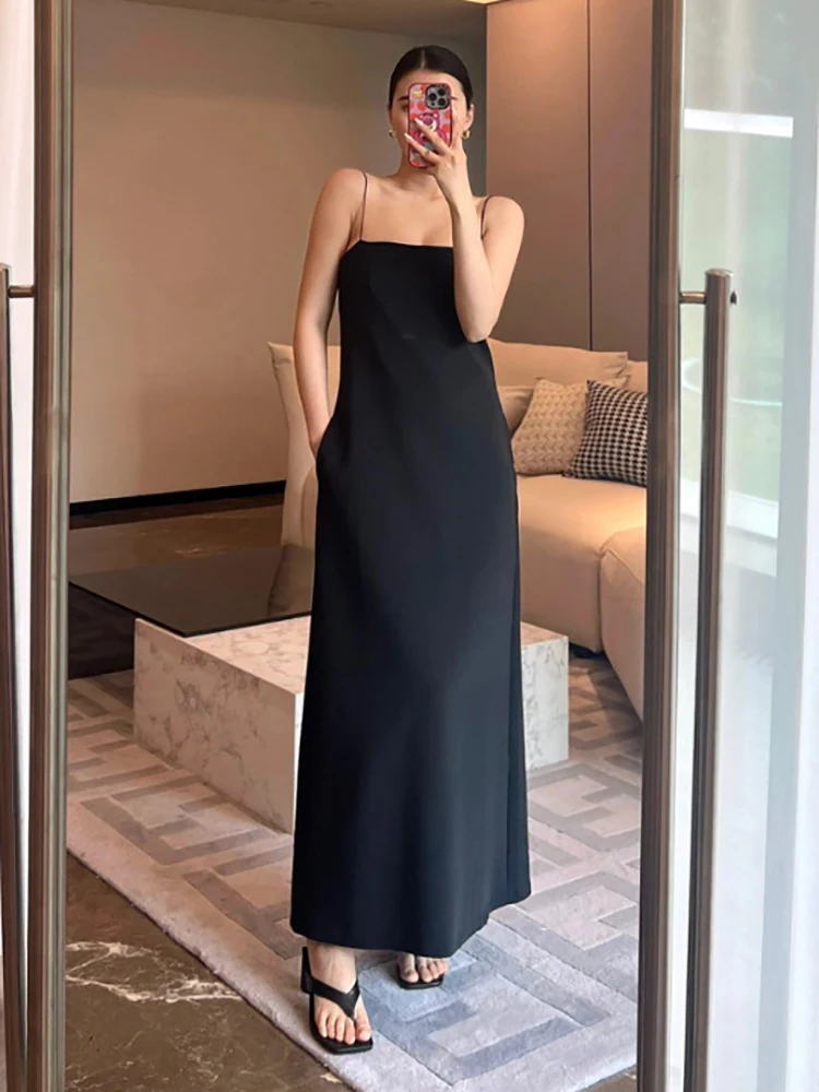 Simple sleeveless halter dress with draping effect, straight and loose fit, slimming, suitable for both work and vacation wear.