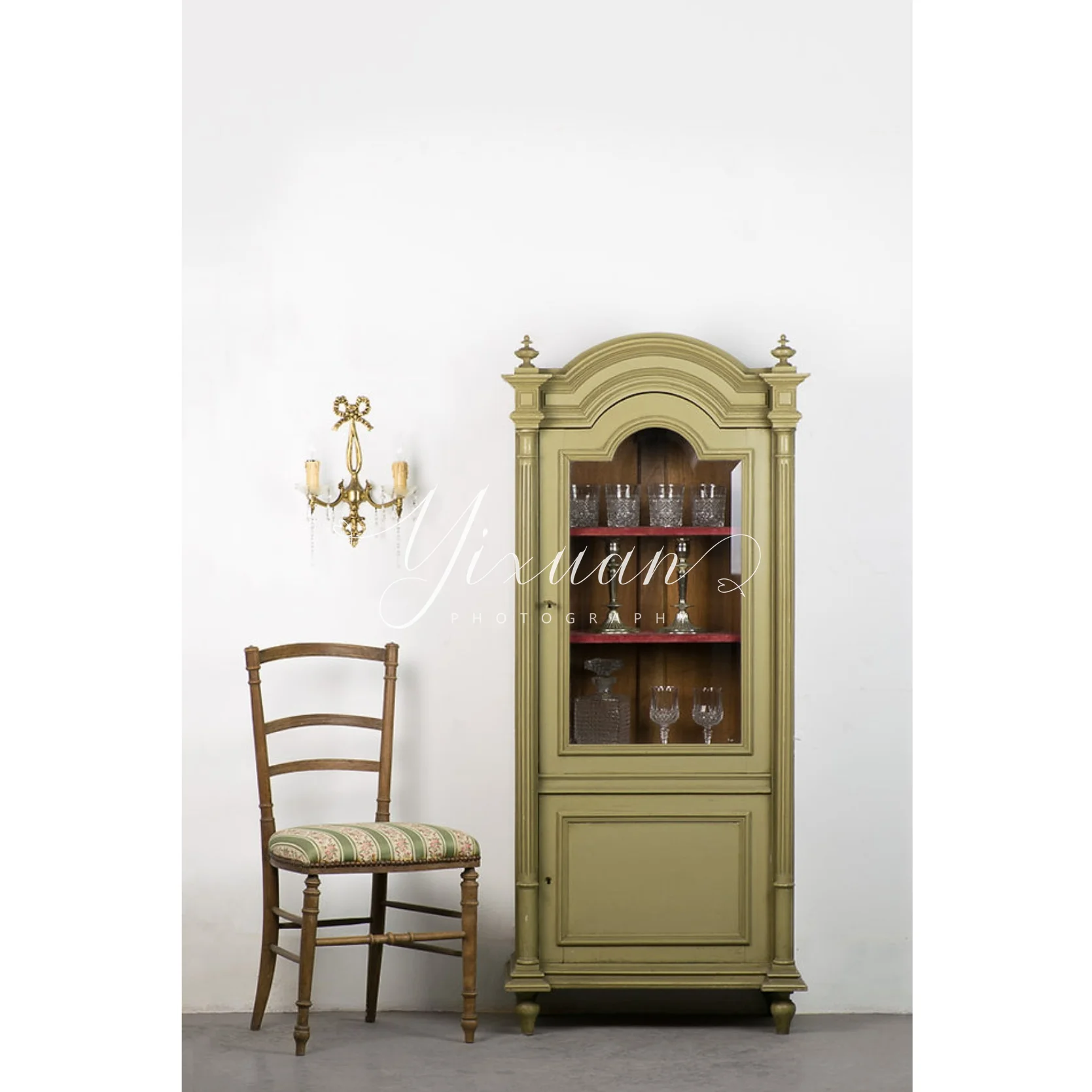 Amerikanischer, moderner, minimalistischer Weinschrank-Spind