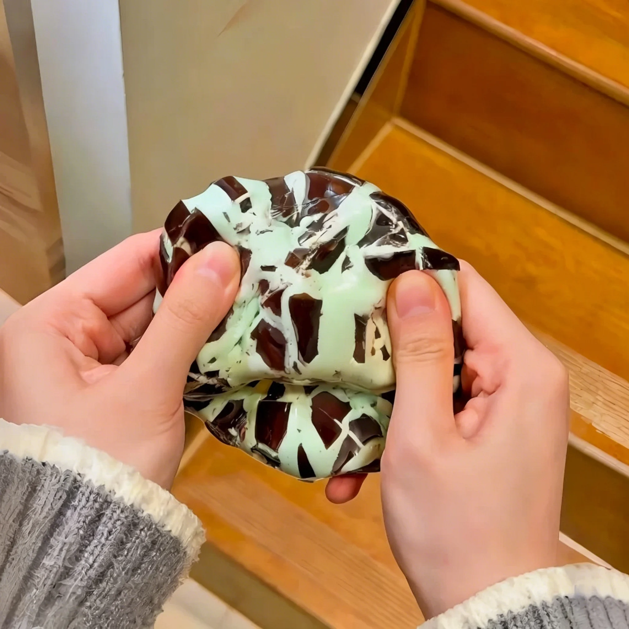Minze Dunkle Schokolade Knusprige Schale Quetschball ASMR Knirschgeräusch Squishy Spielzeug Stressabbau Desktop-Dekompression Geschenk