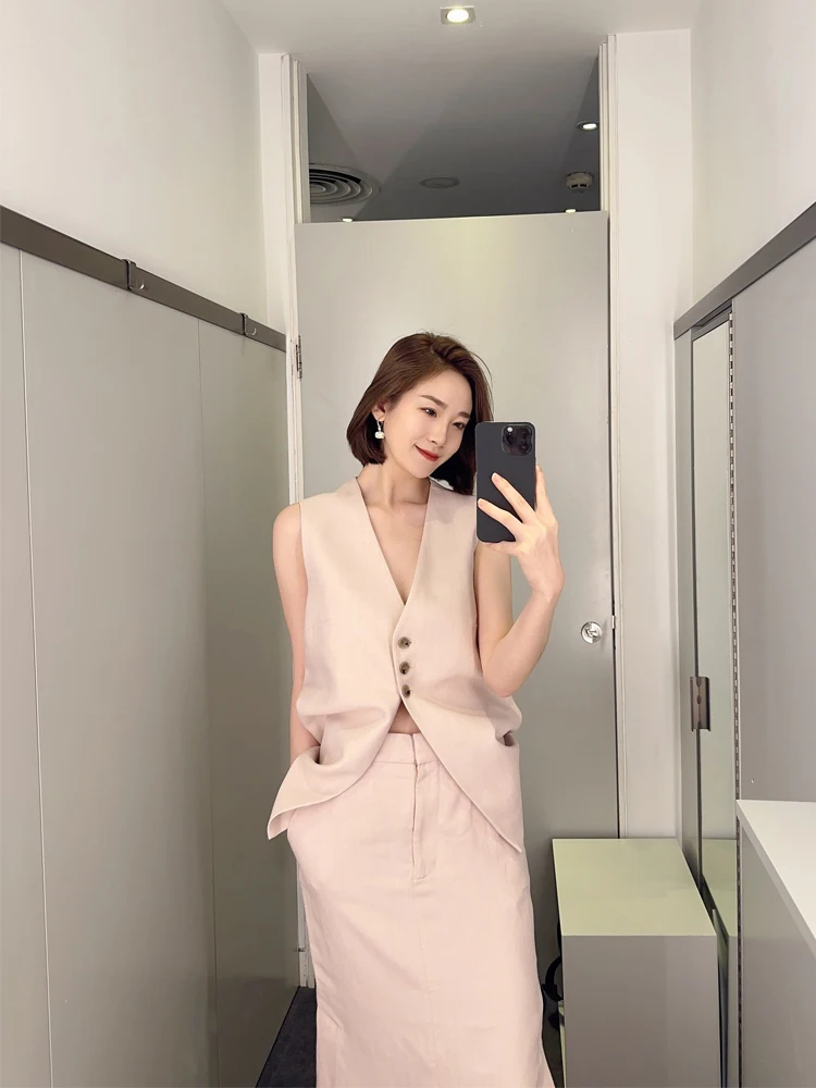 

Spring 2024 Women's Slim Fit V-Neck Sleeveless Vest Single Button Commute Style Fashionable Top Quality Fiber Blend