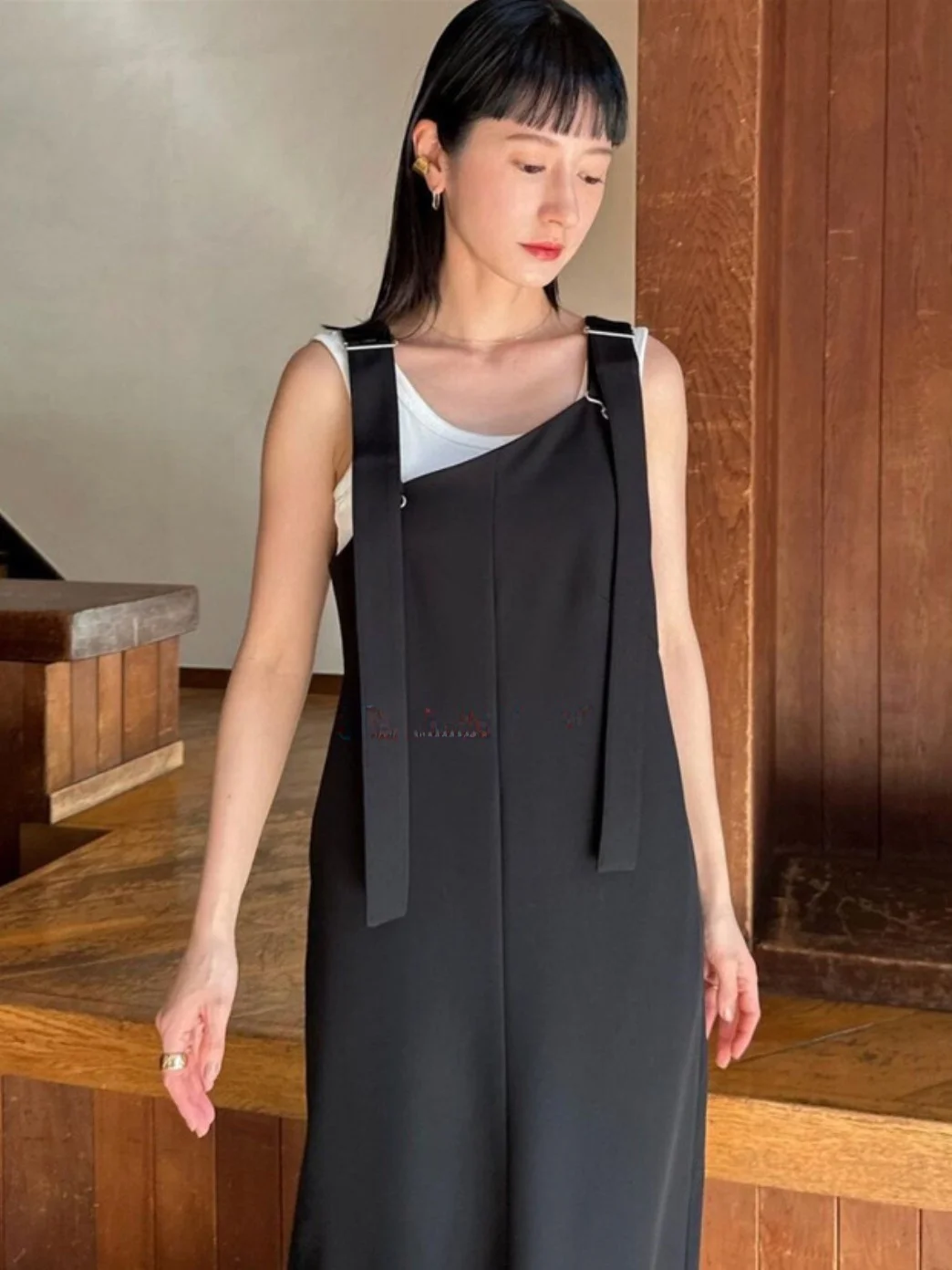 

Асимметричное платье миди C1ane с завышенной талией, бретелями, косым воротником и разрезом спереди – элегантное платье для весны, лета и осени