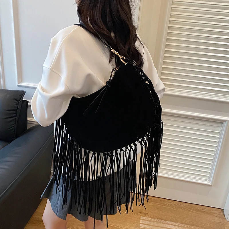 

Fashionable Women's Faux Suede Bohemian Long Tassel Half Moon Shoulder Bag Retro Commuting Design Suede Underarm Tote Bag2026