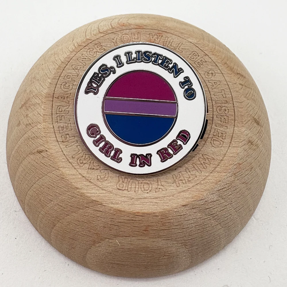 "نعم، أستمع إلى الفتاة باللون الأحمر فخر العلم دبوس ثنائي الجنس الصلب التلبيب دبوس LGBTQIA بروش Pansexuality شارة مثلي الجنس LGBT هدية مجوهرات Acc