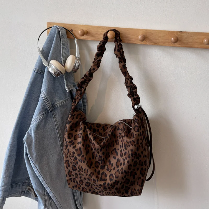 

Korean Niche Leopard Print Crossbody Bag for Women, Stylish and Versatile Shoulder Bag