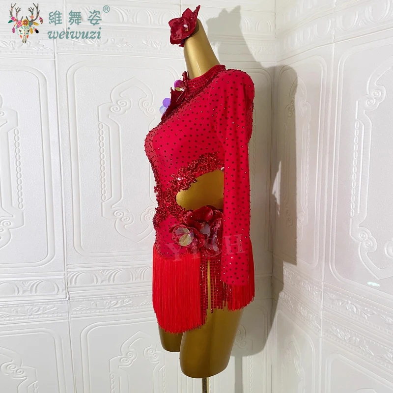 ชุดเต้นลาตินสำหรับผู้หญิง งานแข่งขันระดับสูง กระโปรงทรงเข้ารูปสีแดงประดับกลีบดอกไม้ ดีไซน์เว้า  สำหรับการแสดงซัมบ้าแบบมืออาชีพ ประดับคริสตัล