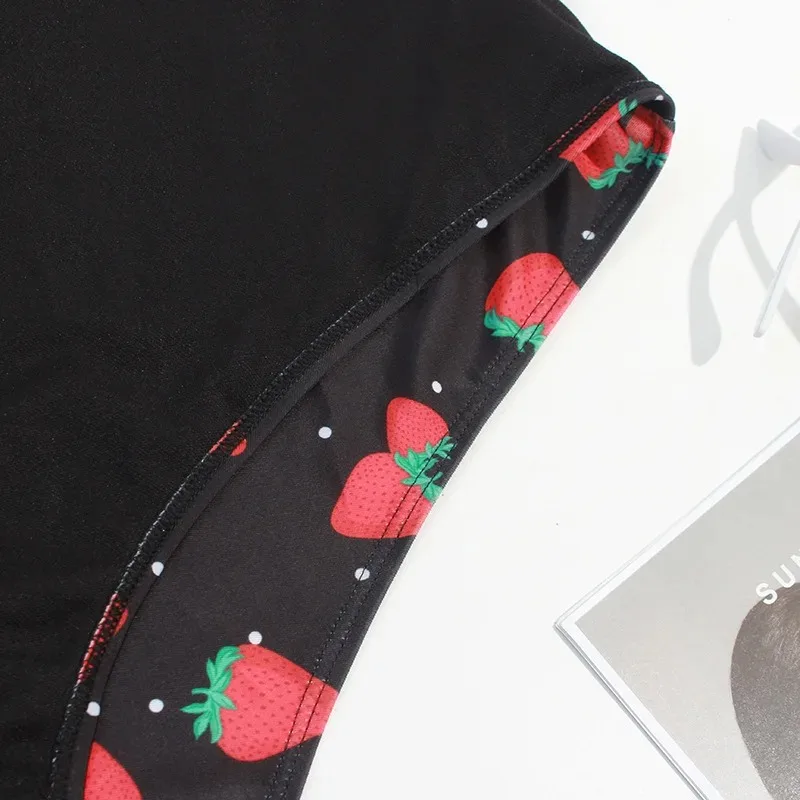 Traje de baño negro de una pieza con tirantes estampados, traje de baño Sexy con estampado de fresa, traje de baño cómodo con tirantes anchos para el hombro