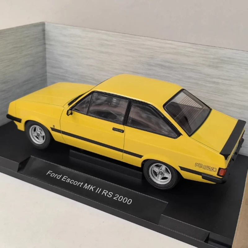 

MCG 1/18 Scale ESCORT MKII RS 2000 Alloy Simulation Car Model Static Collection Decorated Holiday Gifts Toys Souvenir Gift